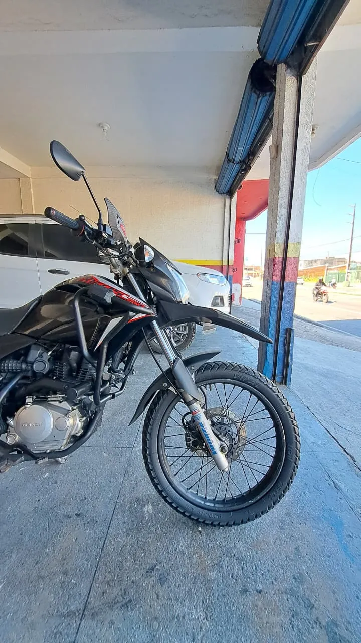 HONDA BROS 150 ESD DETALHE DA RODA DIANTEIRA E MOTOR